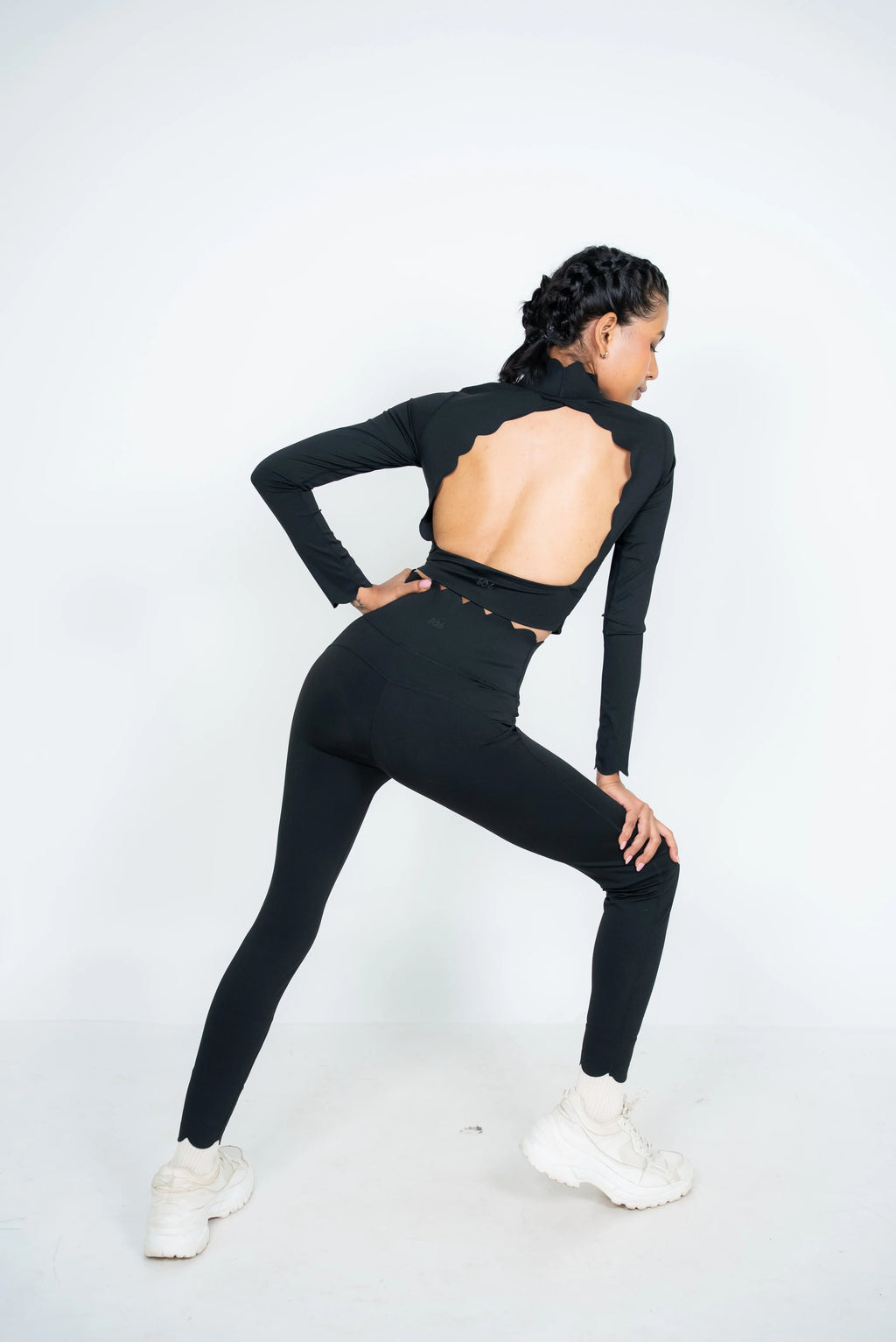 Black seamless activewear leggings for yoga and workout