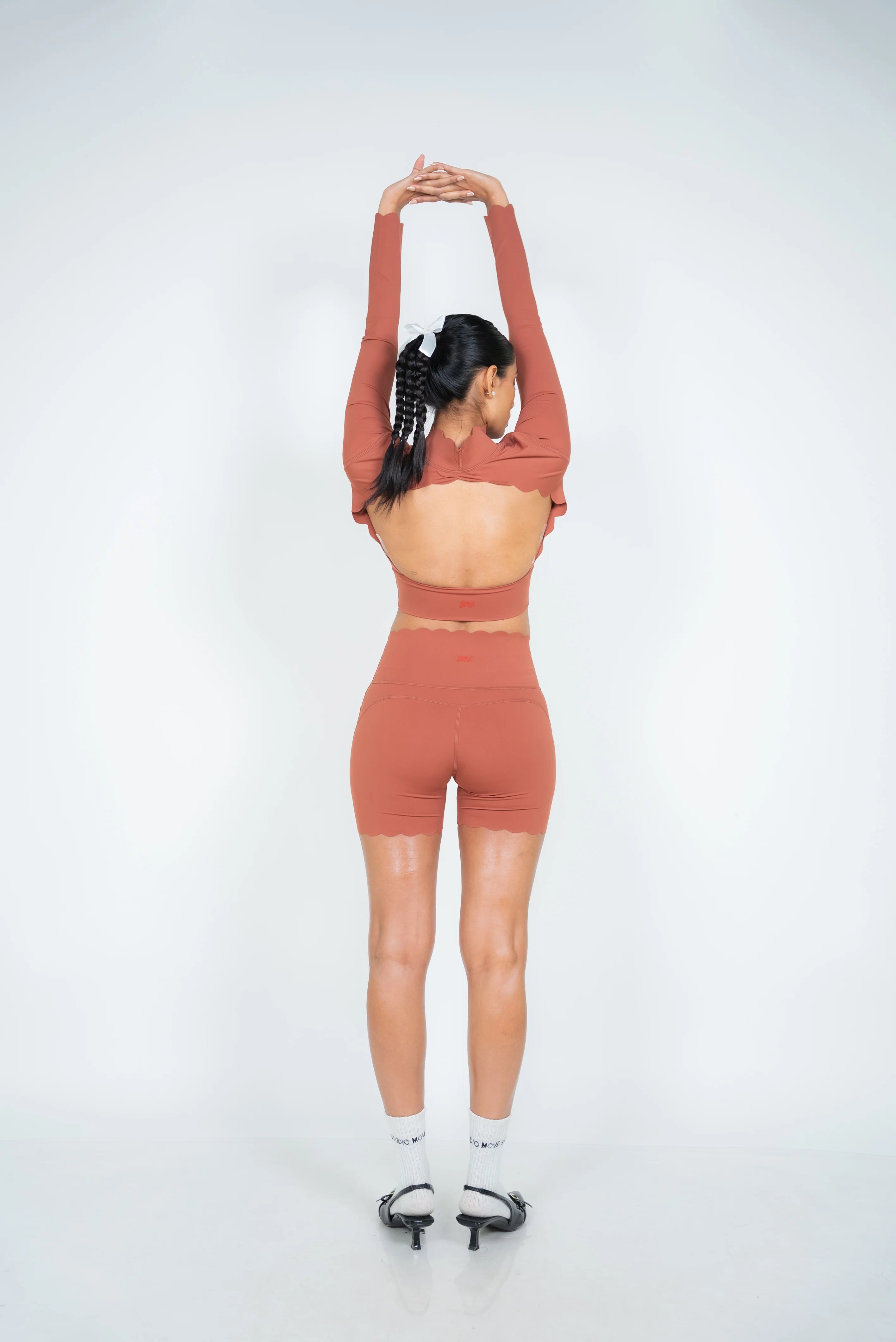 back view of soi sculpt short in mocha