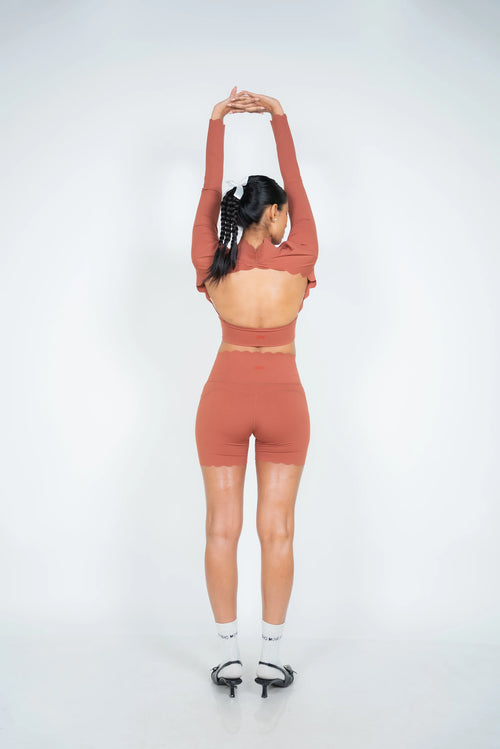 back view of soi sculpt short in mocha